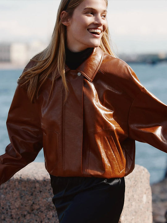 Damen Kurzblouson aus veganem Glattleder mit Boxy‑Silhouette und verdeckter Druckknopfleiste Nord Taschen