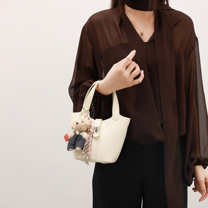 Damen Handtasche mit abnehmbarem Kuscheltier-Anhänger und elegantem Design Nord Taschen