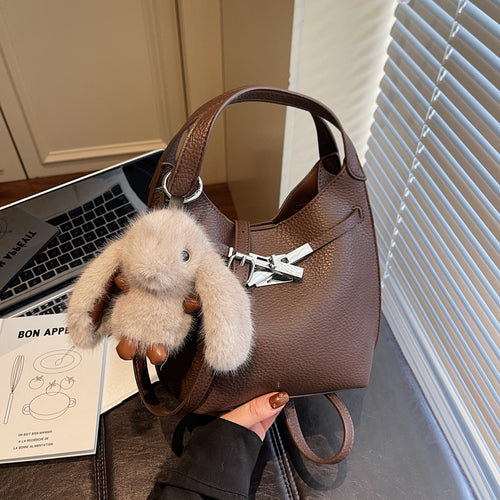 Damen stilvolle Schultertasche mit verspieltem Anhänger Nord Taschen