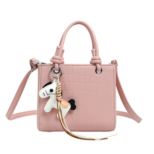 Damen Mini-Tasche mit tierischem Anhänger und modernem Krokodil-Look Nord Taschen