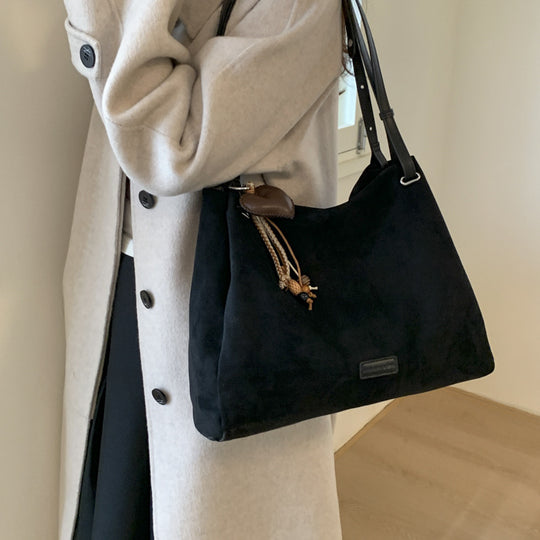 Damen Hobo-Tasche aus hochwertigem Veloursleder mit dekorativen Anhängern Nord Taschen