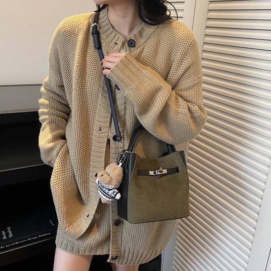 Damen modische Handtasche mit kuscheligem Teddy-Anhänger Nord Taschen