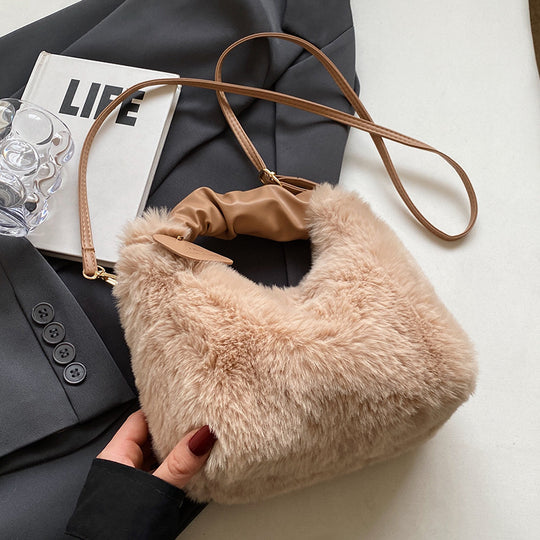 Damen Tasche aus flauschigem Kunstfell mit verstellbarem Schulterriemen Nord Taschen
