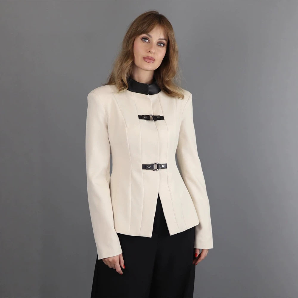 Damen Taillierter Blazer mit Stehkragen, Wiener Nähten und dekorativen Gurtverschlüssen Nord Taschen