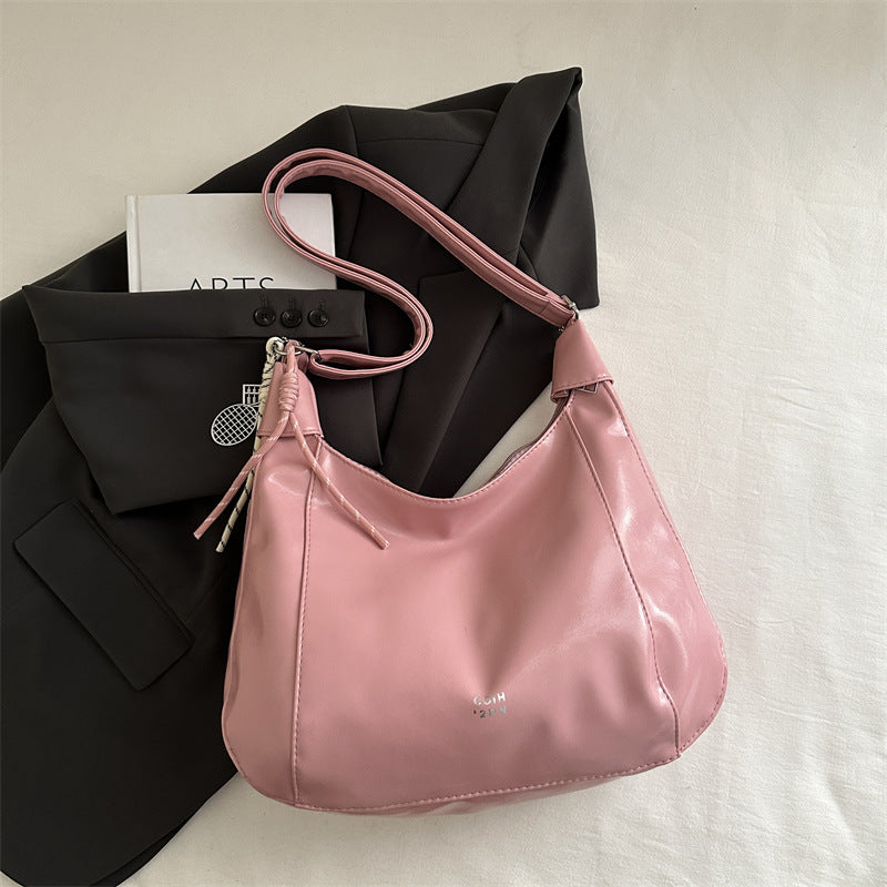 Damen Hobo-Handtasche mit glänzender Oberfläche und dekorativem Anhänger Nord Taschen