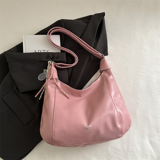 Damen Hobo-Handtasche mit glänzender Oberfläche und dekorativem Anhänger Nord Taschen