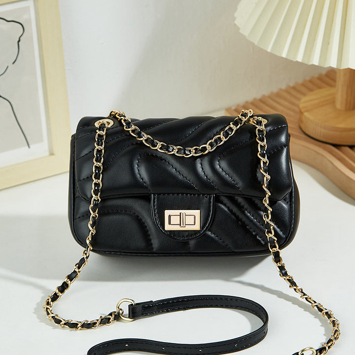 Damen Umhängetasche aus geschmeidigem Kunstleder mit eleganter Kettenverzierung Nord Taschen