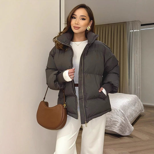 Damen Kurze taillierte Pufferjacke mit Rippbündchen und hohem Stehkragen Nord Taschen