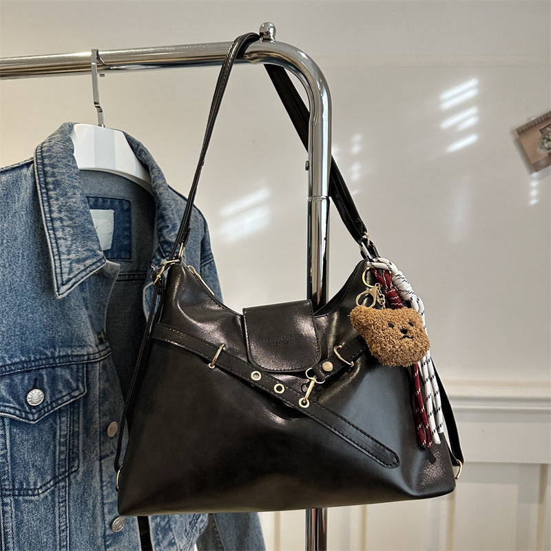 Damen modische Umhängetasche mit verspieltem Anhänger und edlem Design Nord Taschen