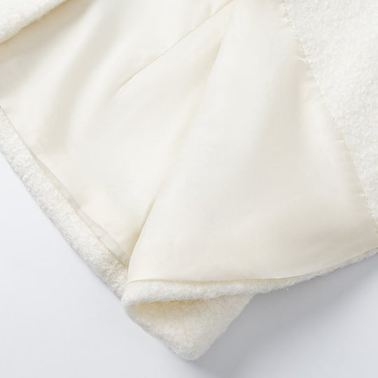 Damen Taillierte Bouclé-Kurzjacke mit rundem Ausschnitt und goldenen Schmuckknöpfen Nord Taschen