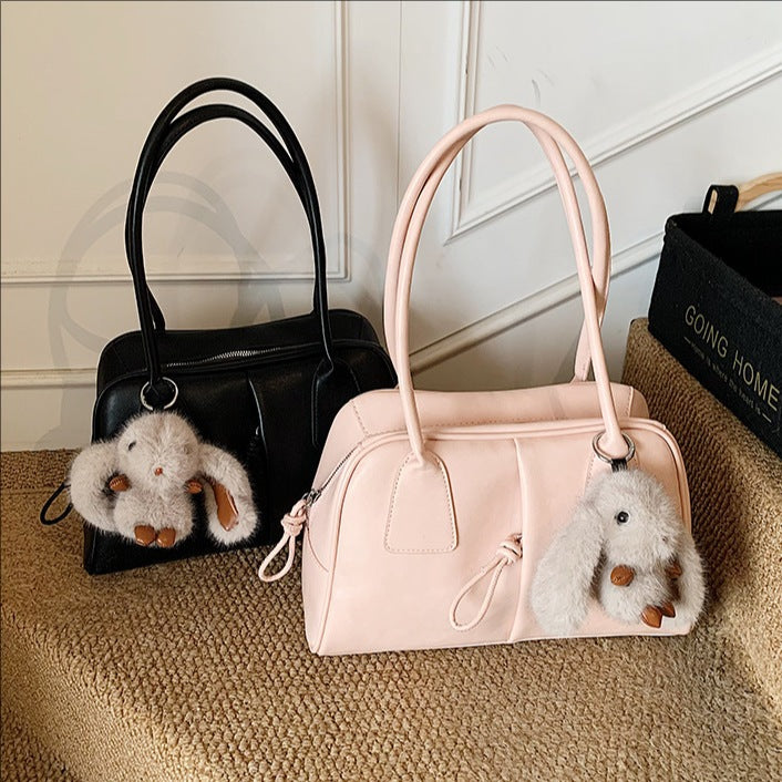Damen Handtasche mit verspieltem Plüschelement und elegantem Design Nord Taschen