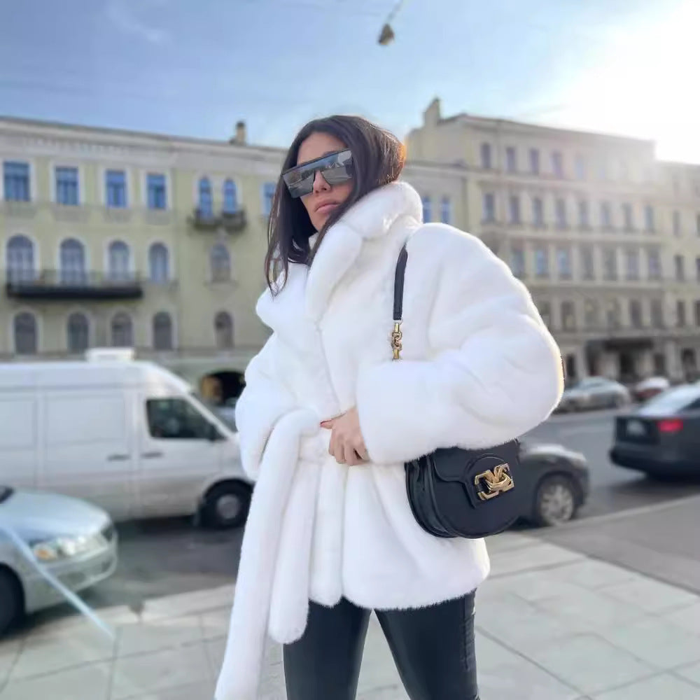 Damen Kurzmantel aus dichtem Faux‑Fur mit Bindegürtel und hohem Stehkragen Nord Taschen