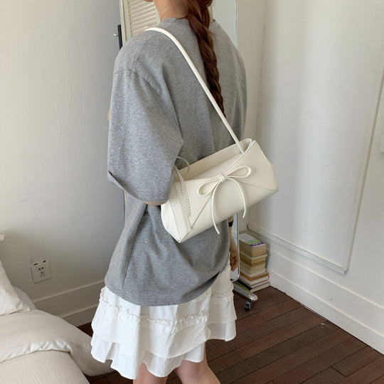 Damen elegante Umhängetasche mit dekorativem Kordelzug und buntem Anhänger Nord Taschen
