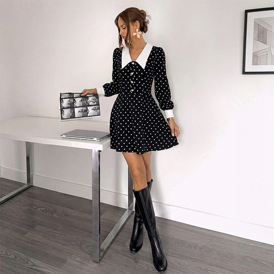 Damen Tailliertes A-Linien Minikleid mit Polka‑Dot, spitzem Kontrastkragen und Manschetten Nord Taschen