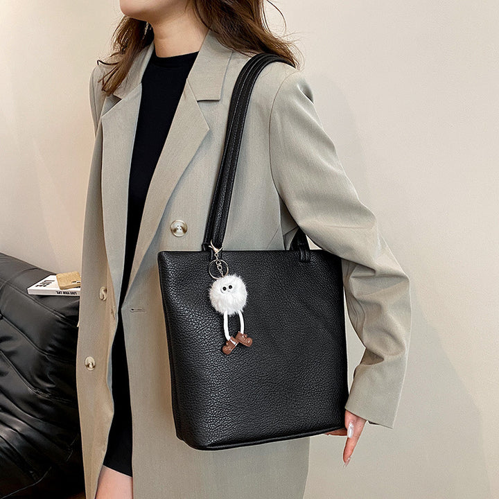 Damen Kunstleder Shopper-Tasche mit modischem Anhänger Nord Taschen