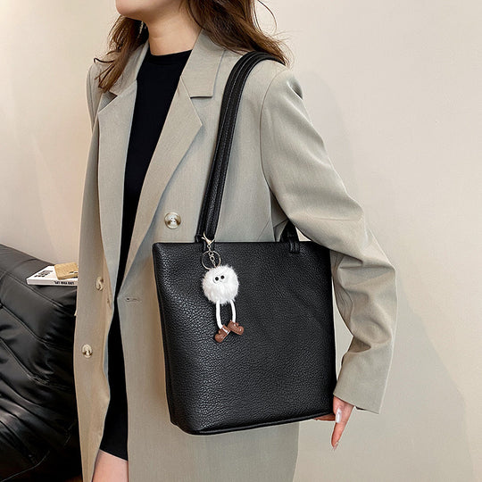 Damen modische Tragetasche aus robustem Leder mit charmantem Anhänger Nord Taschen