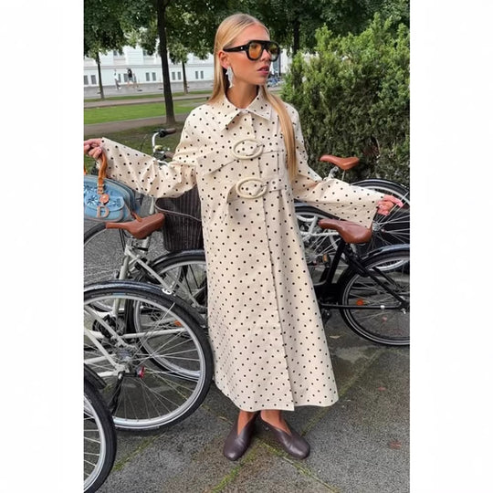 Damen Langer gepunkteter Trenchcoat mit übergroßem Revers und Zierösen Nord Taschen