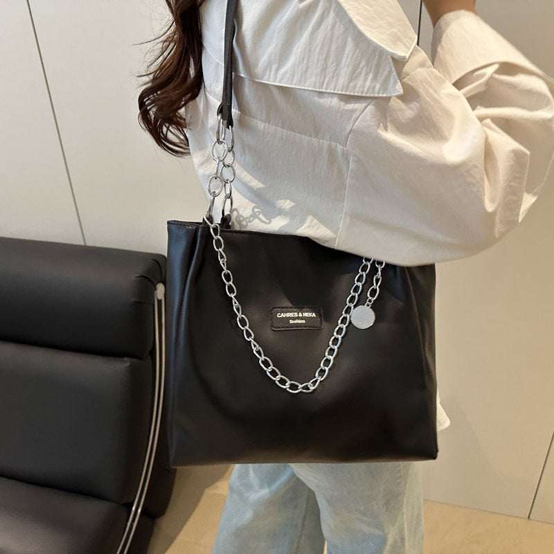 Damen modische Handtasche mit Kettenakzenten Nord Taschen