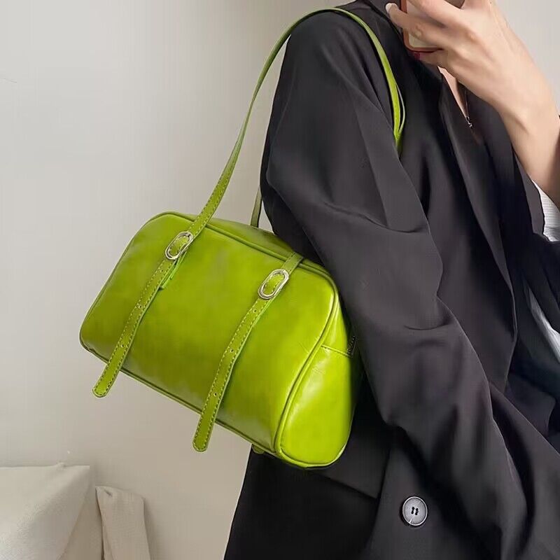 Damen Handtasche mit elegantem Glanz und verstellbaren Trageriemen Nord Taschen