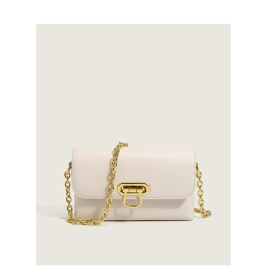 Damen Clutch mit eleganter Verarbeitungsstruktur und dekorativen Kettenakzenten Nord Taschen