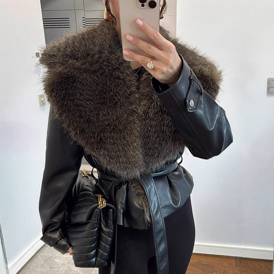 Damen taillierte Lederimitat-Jacke mit voluminösem Kunstfell-Schalkragen und Bindegürtel Nord Taschen