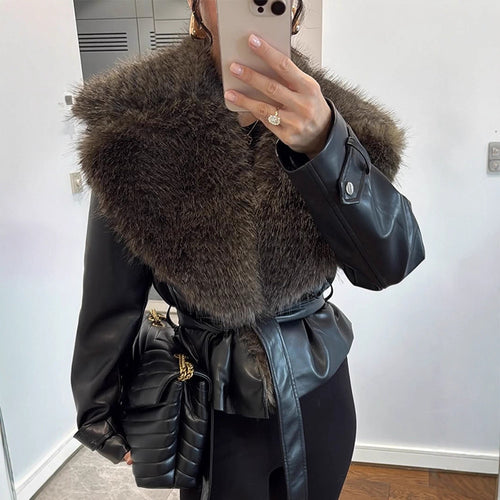 Damen taillierte Lederimitat-Jacke mit voluminösem Kunstfell-Schalkragen und Bindegürtel Nord Taschen