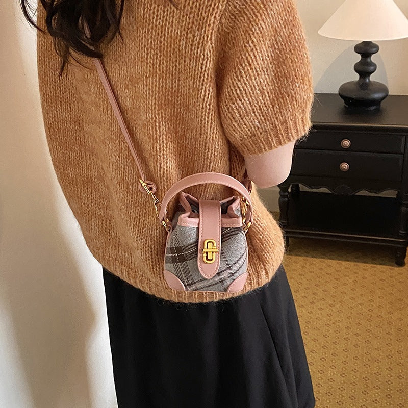 Damen Beuteltasche mit eleganter Struktur und goldenen Akzenten Nord Taschen