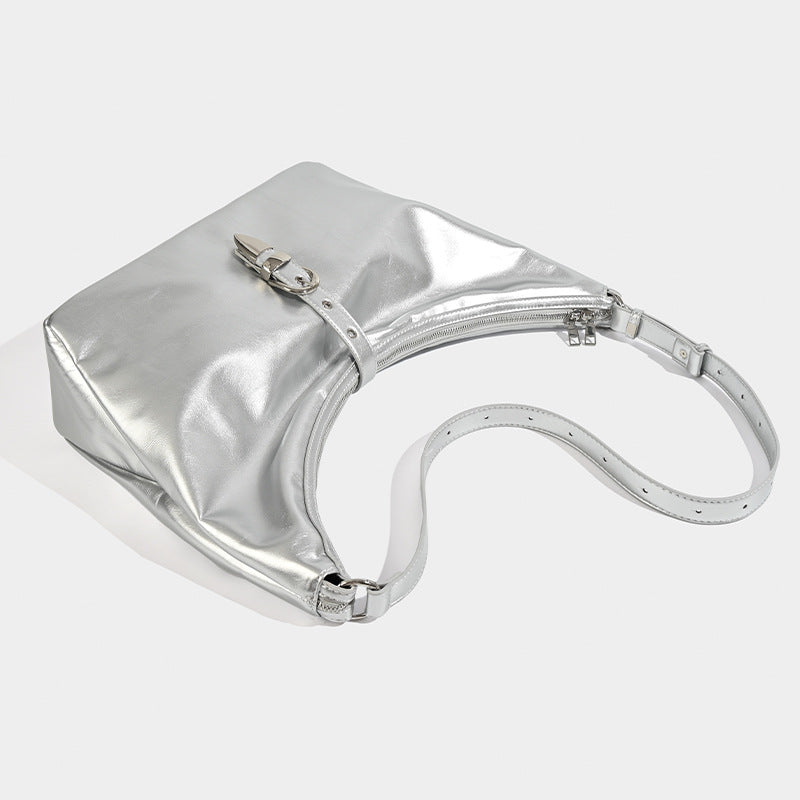 Damen Hobo-Tasche mit metallic glänzender Oberfläche und elegantem Gurtverschluss Nord Taschen