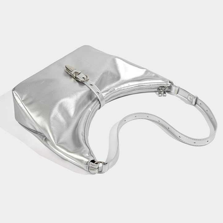 Damen Hobo-Tasche mit metallic glänzender Oberfläche und elegantem Gurtverschluss Nord Taschen