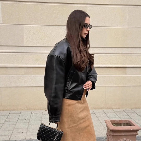 Damen Kurzjacke aus veganem Lederimitat im Boxy‑Cut mit oversized Schultern und verdeckter Knopfleiste Nord Taschen