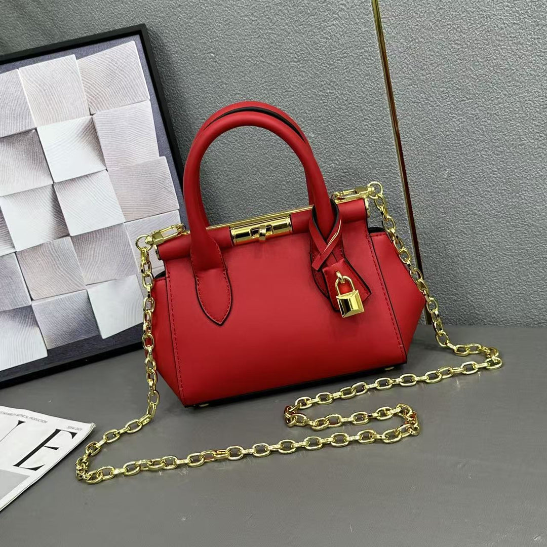 Damen Handtasche im strukturierten Design mit goldener Kette Nord Taschen