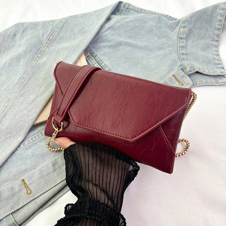 Damen elegante Clutch-Tasche mit glänzender Oberfläche und Kettenakzent Nord Taschen