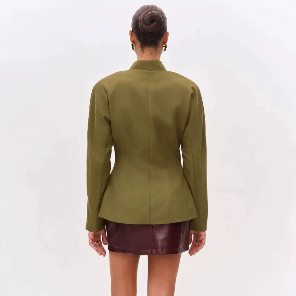 Damen Skulptural taillierte Jacke mit Schößchen, Stehkragen und Schmuckbrosche Nord Taschen