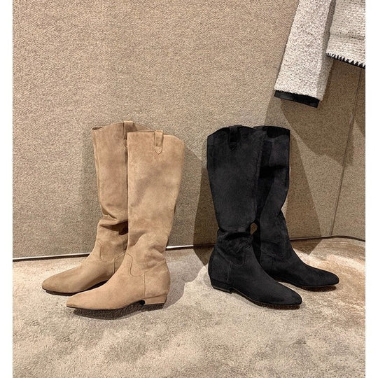 Damen Kniehohe Slouch‑Stiefel aus weichem Veloursleder mit spitzer Zehenpartie und niedrigem Absatz Nord Taschen
