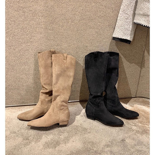Damen Kniehohe Slouch‑Stiefel aus weichem Veloursleder mit spitzer Zehenpartie und niedrigem Absatz Nord Taschen