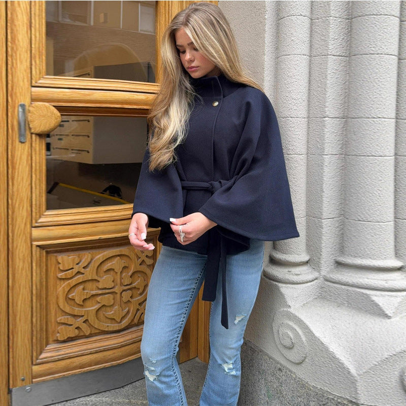 Damen Kurzcape-Mantel aus Wollmix mit Stehkragen, weitem Kimonoärmel und Bindegürtel Nord Taschen