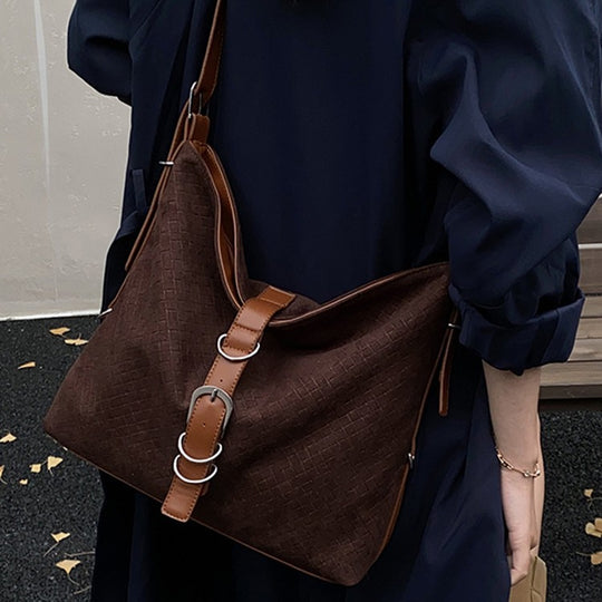 Damen geflochtene Hobo-Tasche aus hochwertigem Kunstleder mit dekorativem Anhänger Nord Taschen