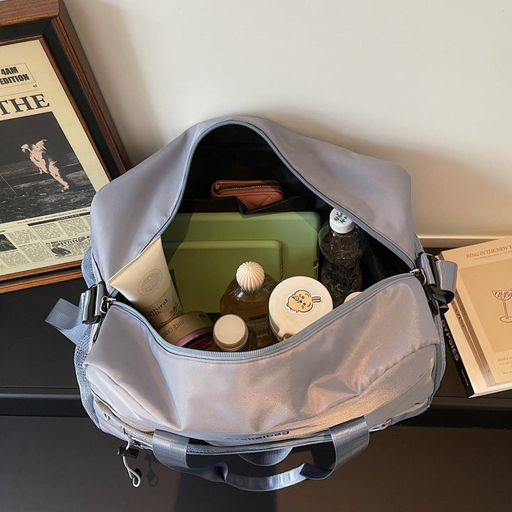 Damen Reisetasche mit praktischen Außentaschen und komfortablem Schultergurt Nord Taschen
