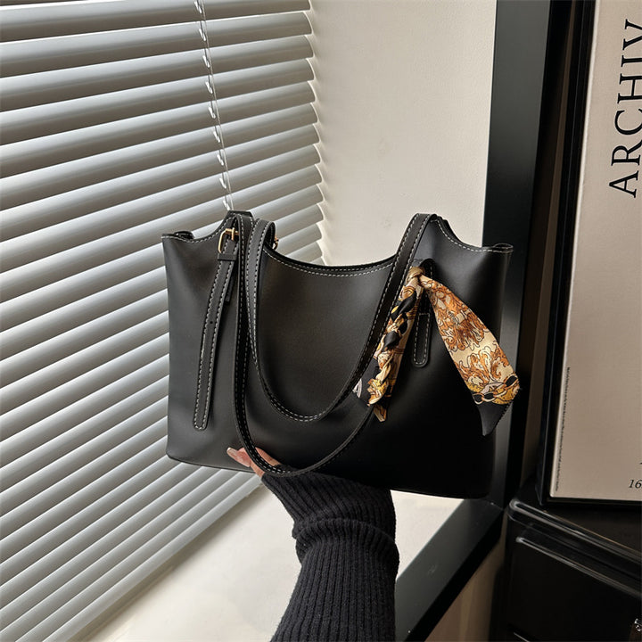 Damen elegante Tote-Bag mit feinem Tragegurt und modischen Accessoires Nord Taschen