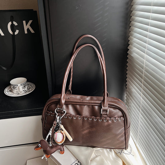 Damen stilvolle Premium Handtasche mit verspieltem Anhänger Nord Taschen