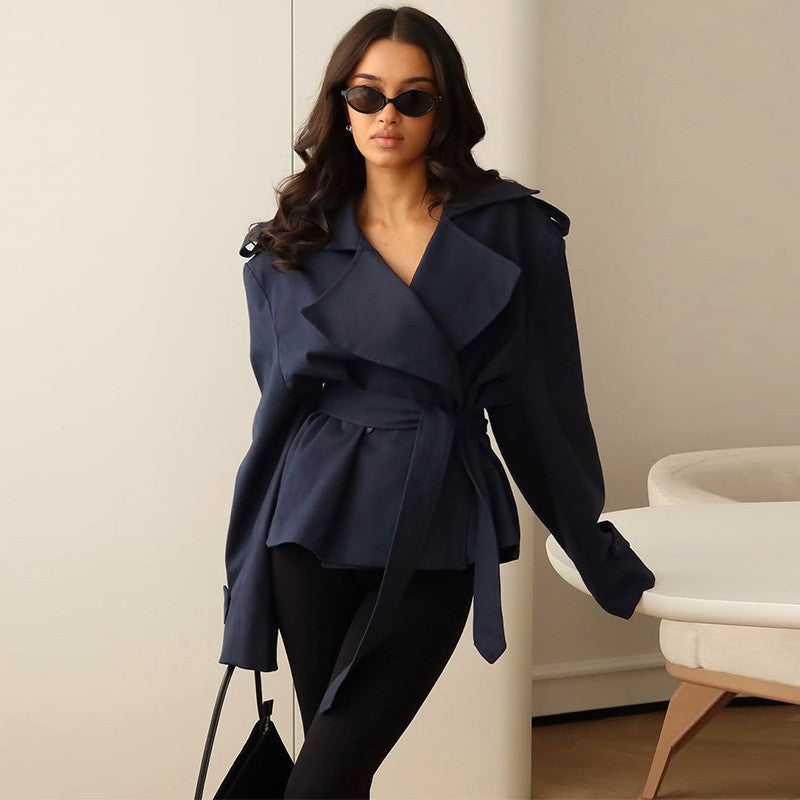 Damen Cropped-Trenchjacke mit doppelter Knopfleiste, Taillengürtel und Schulterriegeln Nord Taschen