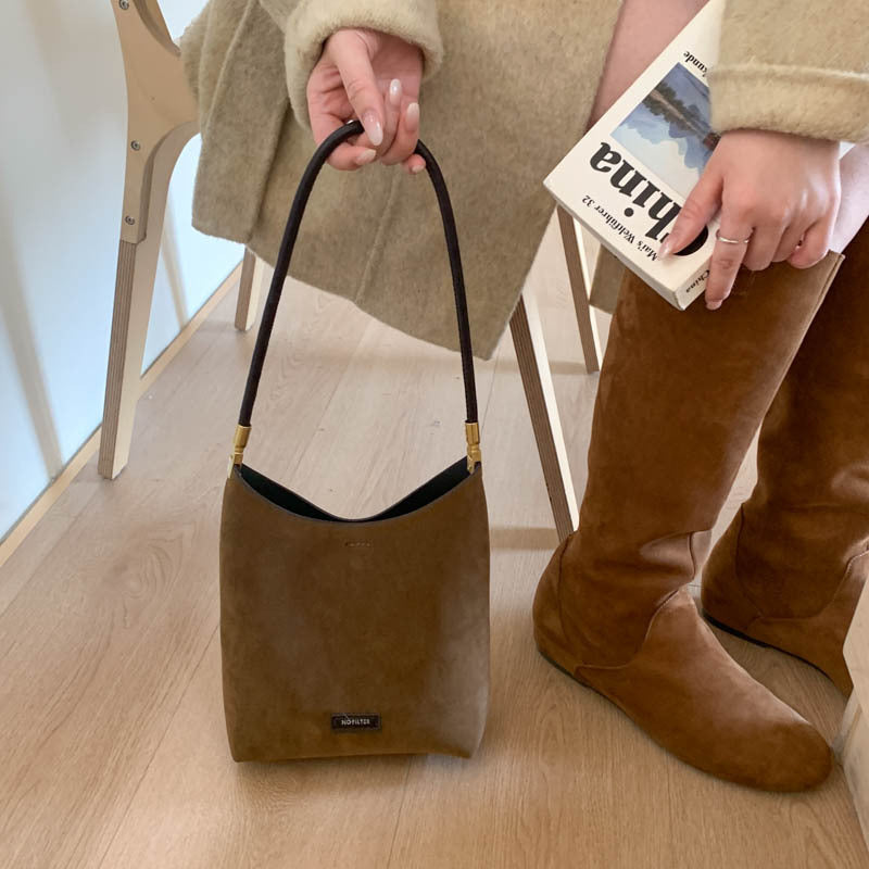 Damen Hobo-Tasche aus weichem Veloursleder mit eleganten Akzenten Nord Taschen