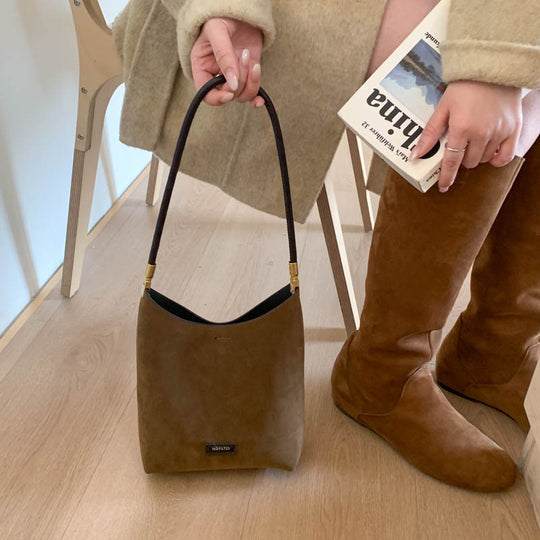 Damen Hobo-Tasche aus weichem Veloursleder mit eleganten Akzenten Nord Taschen