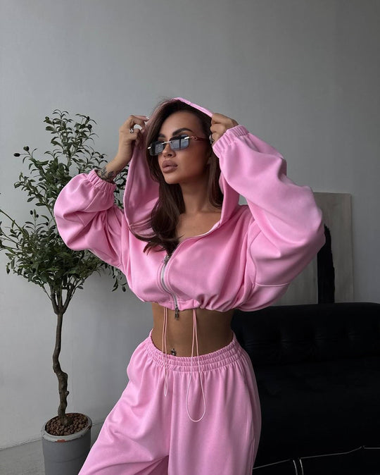 Damen kurz geschnittene Kapuzenjacke mit Kordelzug und weite Loungehose mit hohem Bund Nord Taschen
