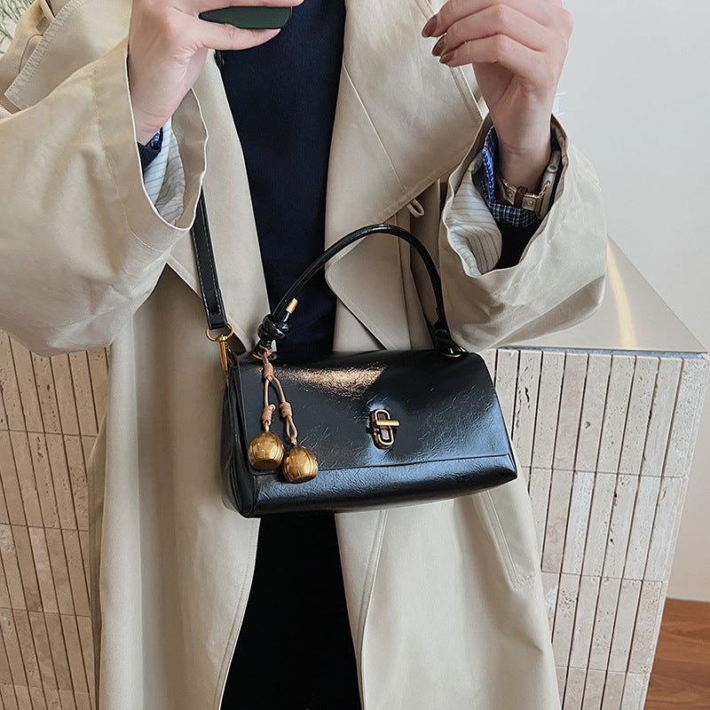Damen elegante Handtasche mit verspieltem Kettenanhänger Nord Taschen