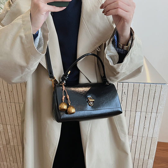 Damen elegante Handtasche mit verspieltem Kettenanhänger Nord Taschen