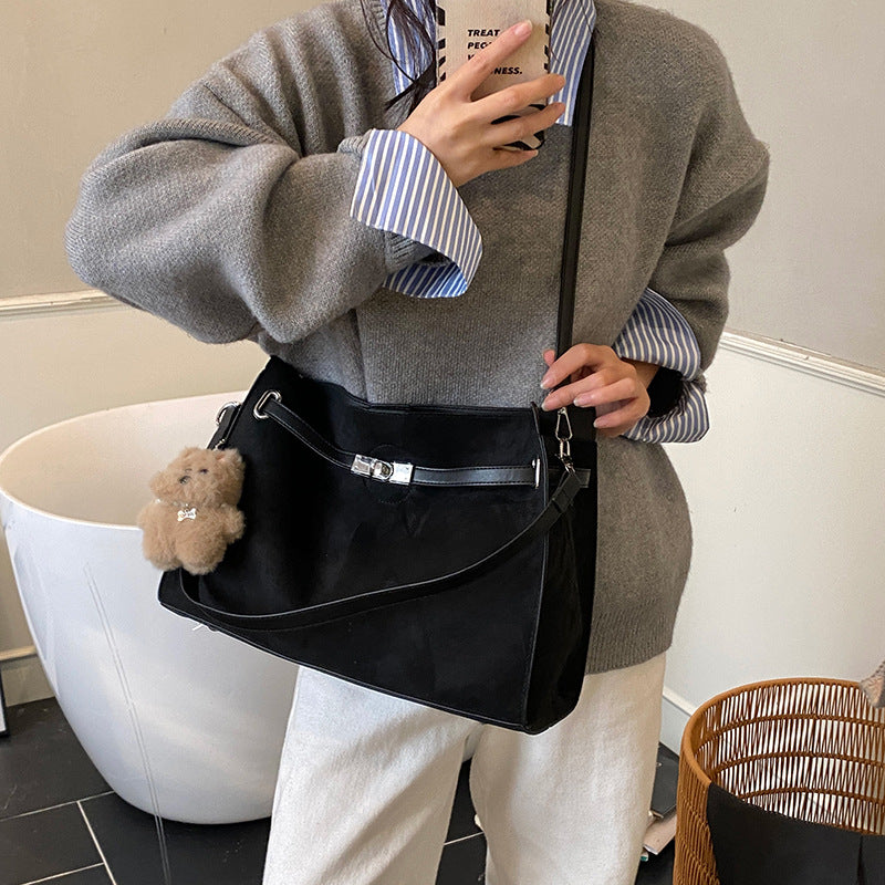 Damen große Shopper-Tasche mit abnehmbarem Plüsch-Anhänger Nord Taschen
