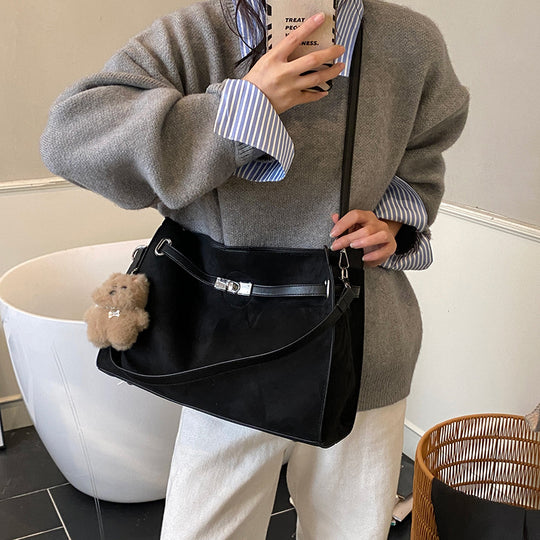 Damen elegante Umhängetasche aus weichem Wildleder mit abnehmbarem Plüschanhänger Nord Taschen