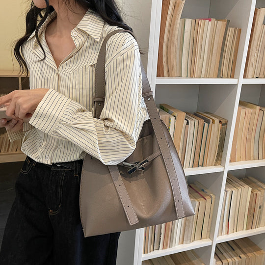 Damen Hobo-Tasche aus hochwertigem glatt genarbtem Kunstleder mit stilvoller Schnalle Nord Taschen