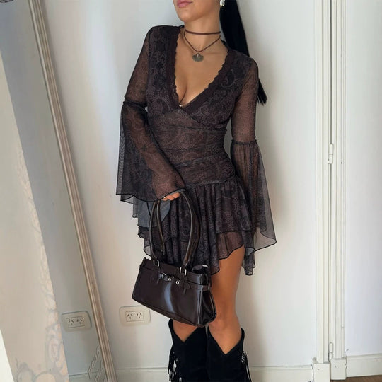 Damen Transparentes Spitzen-Minikleid mit tiefem V‑Ausschnitt, Rüschenrock & Glockenärmeln Nord Taschen